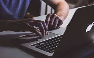 爱游戏导航中心-句号杨戬一技能回头被追击集火，狼队一波团战一换三